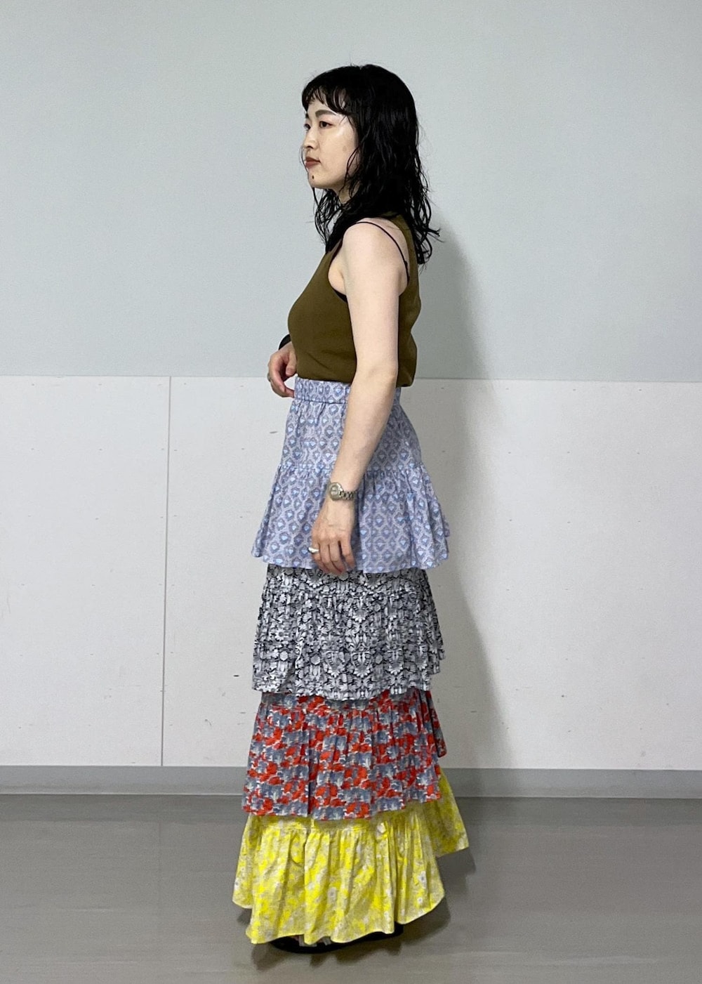 ブラック系のチューブトップ、ブラック系のサンダル、その他のスカートを着用したレディースの夏コーディネートの6枚目の写真