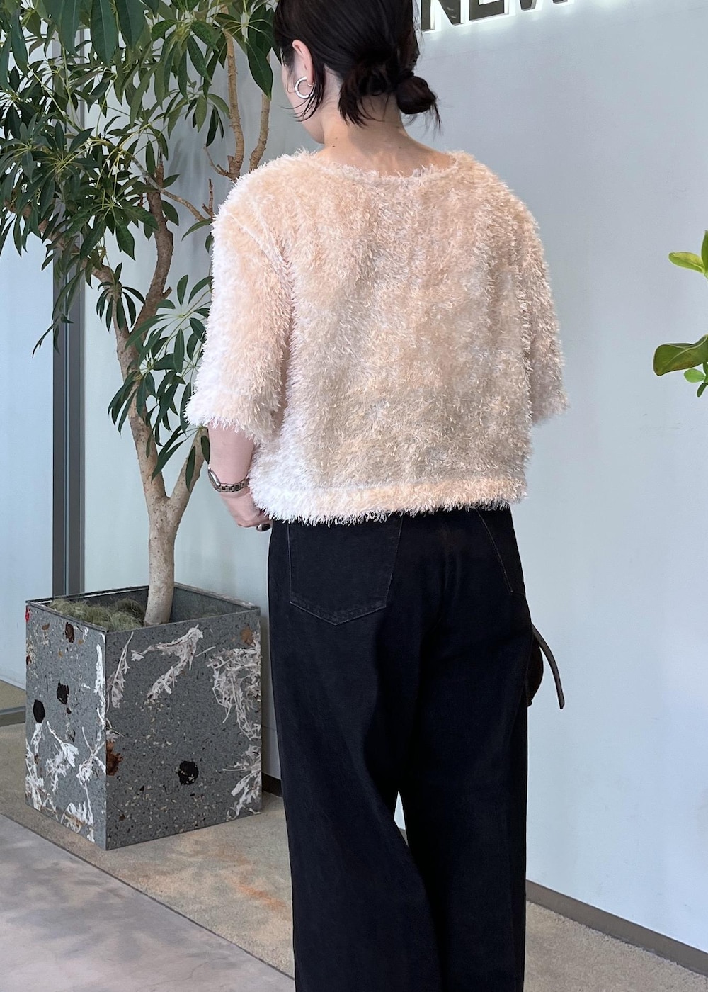 グレー系のデニムパンツ、ベージュ系のその他トップス、ブラウン系のショルダーバッグを着用したレディースの夏コーディネートの4枚目の写真