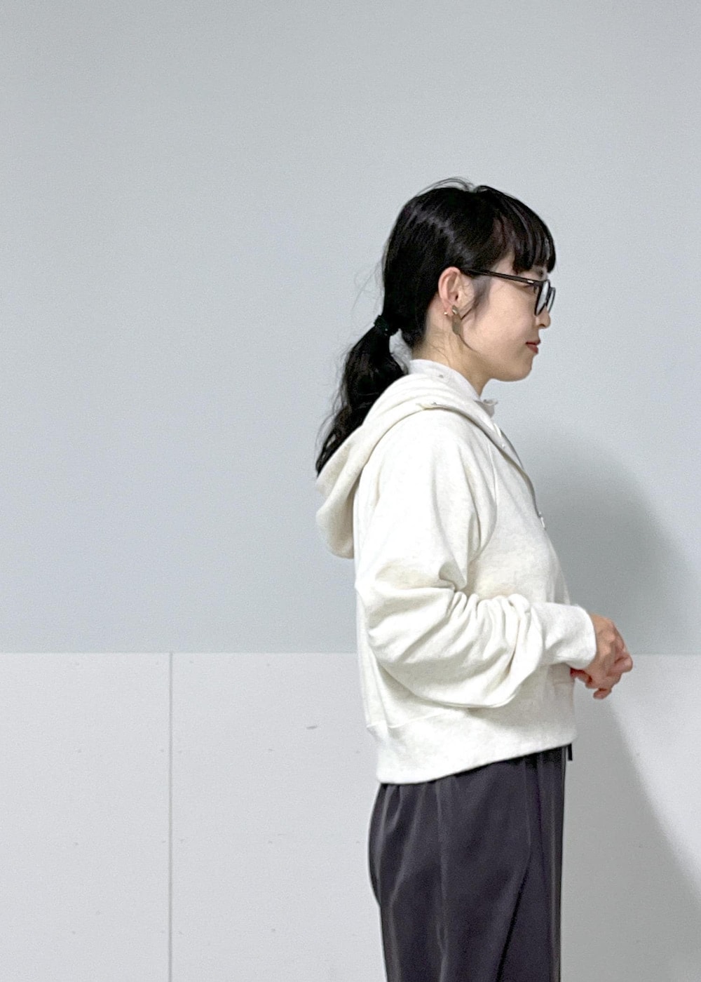 グレー系のその他パンツ、ブラック系のハンドバッグ、グレー系のTシャツ/カットソーを着用したレディースの秋コーディネートの6枚目の写真