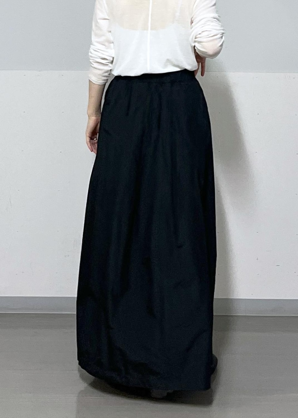 ブラック系のボディバッグ/ウエストポーチ、グレー系のスウェット、ブラック系のスカートを着用したレディースの秋コーディネートの10枚目の写真