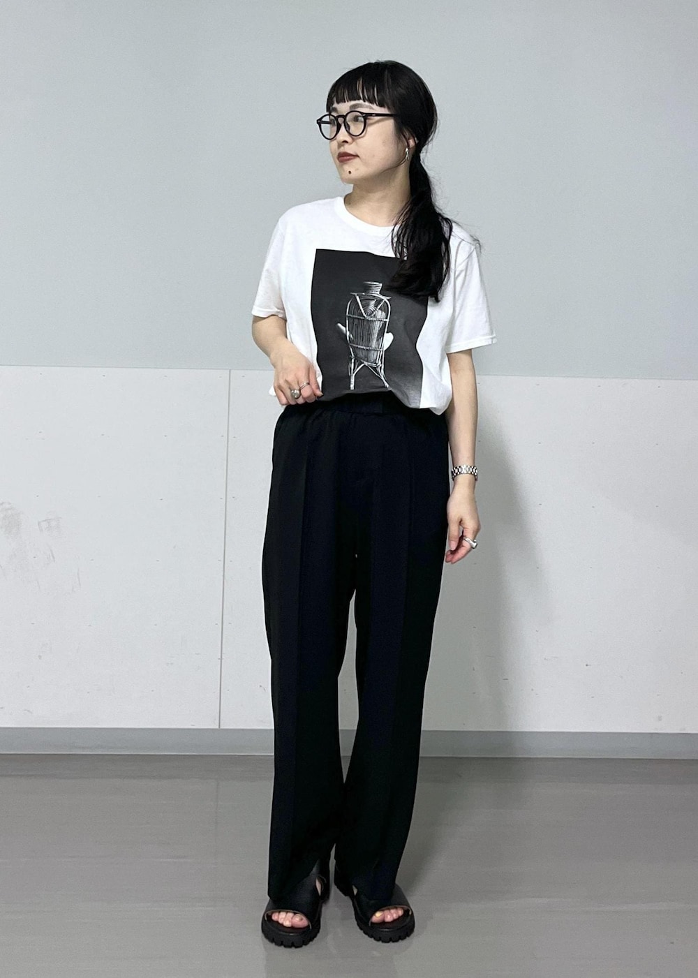 ブラック系のサンダル、グレー系のカーディガン/ボレロ、ブラック系のスラックスを着用したレディースの春コーディネートの8枚目の写真