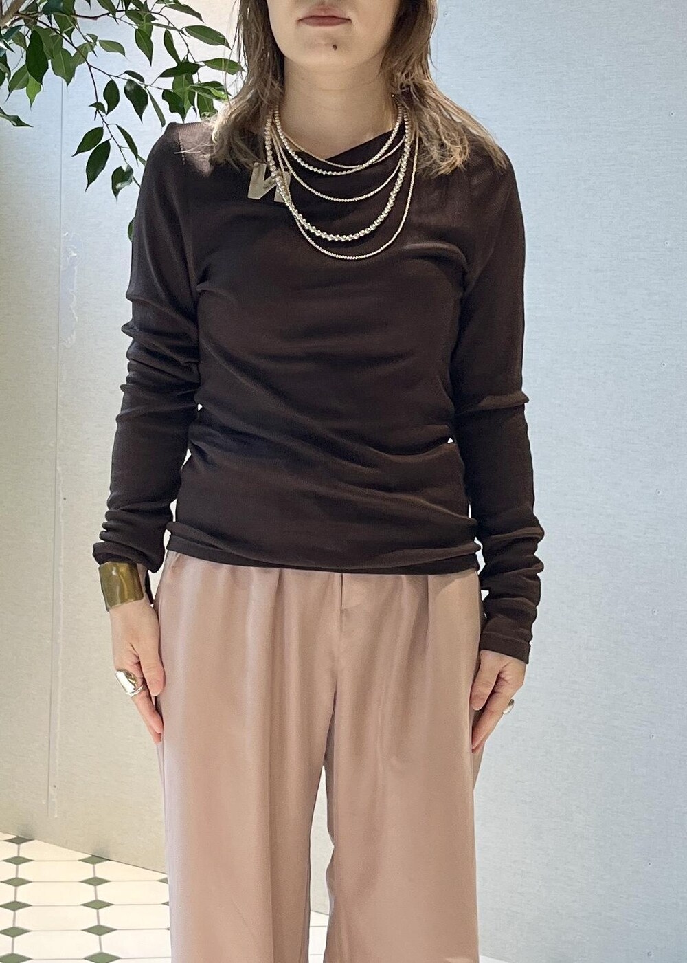 ブラウン系のシャツ/ブラウス、ピンク系のその他パンツ、ブラウン系のTシャツ/カットソーを着用したレディースの秋コーディネートの6枚目の写真