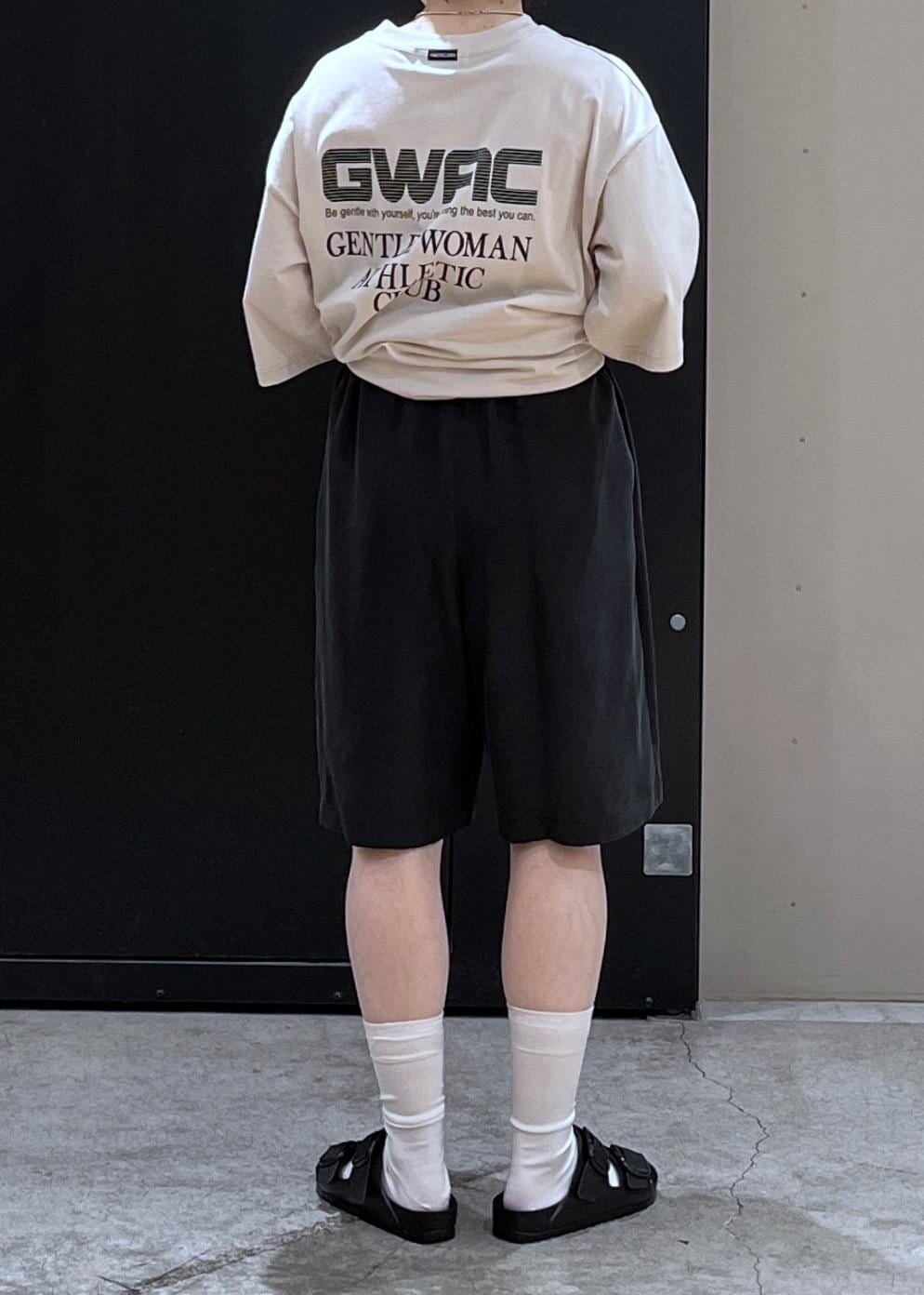 ブラック系のサンダル、ホワイト系のTシャツ/カットソー、ベージュ系のベストを着用したレディースの夏コーディネートの6枚目の写真
