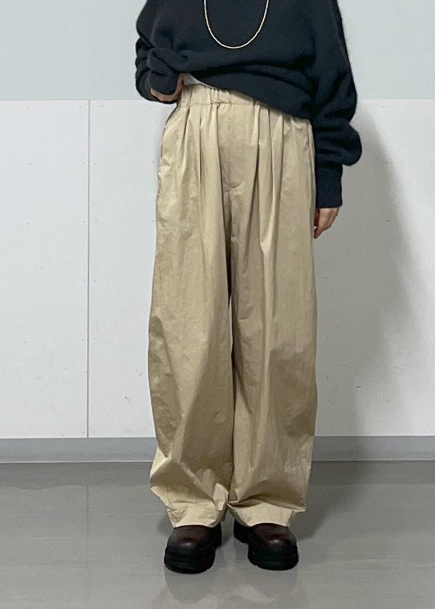 ホワイト系のTシャツ/カットソー、ブラウン系のショルダーバッグ、グレー系のニット/セーターを着用したレディースの秋コーディネートの6枚目の写真