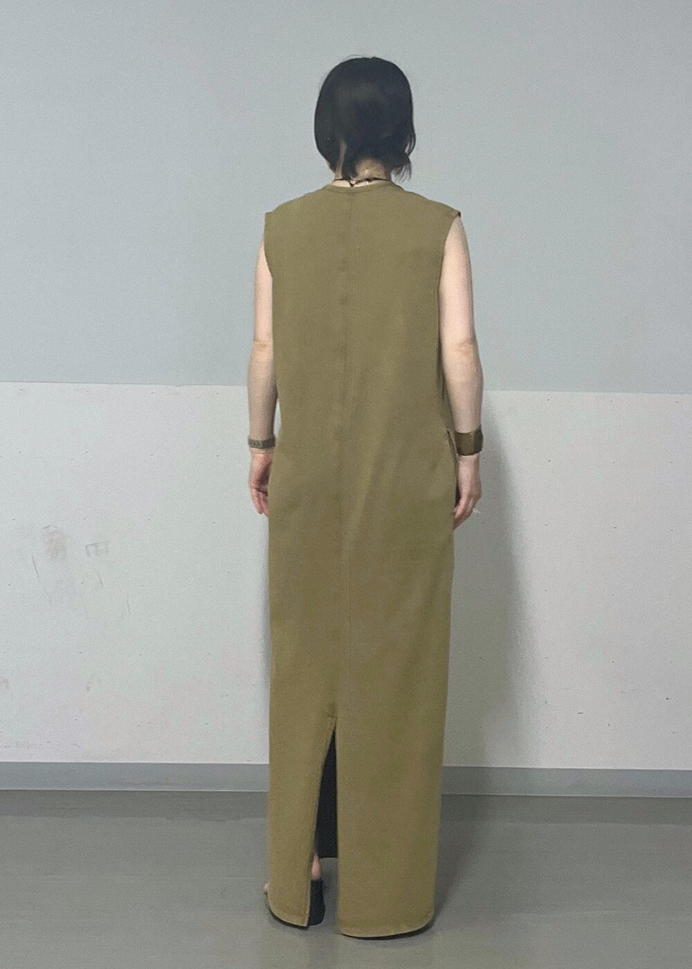 ブラック系のサンダル、ブラック系のテーラードジャケット、ブラウン系のワンピースを着用したレディースの夏コーディネートの8枚目の写真