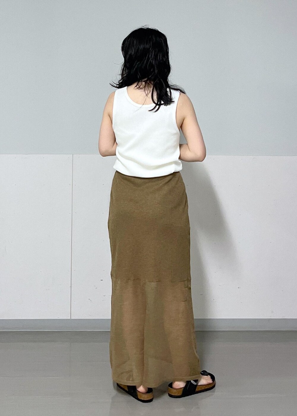 ベージュ系のTシャツ/カットソー、ゴールド系のスカート、イエロー系のバンダナ/スカーフを着用したレディースの夏コーディネートの7枚目の写真