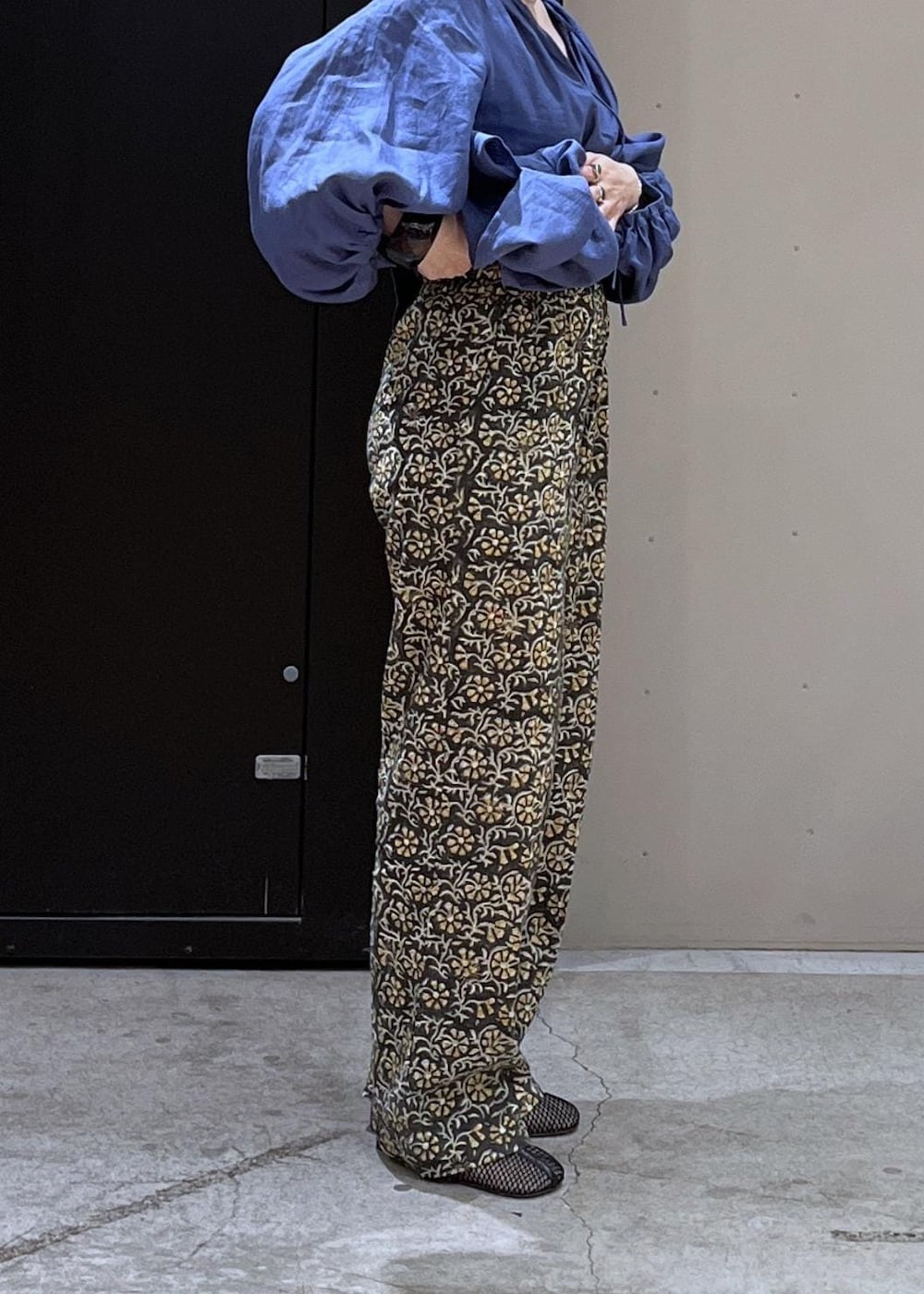 グレー系のその他パンツ、ホワイト系のかごバッグ、ブルー系のワンピースを着用したレディースの春コーディネートの7枚目の写真