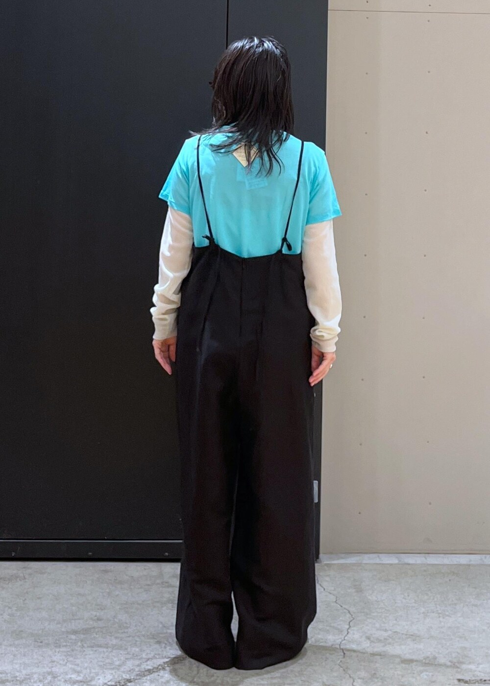 グリーン系のショルダーバッグ、ブラック系のサロペット/オーバーオール、ブルー系のTシャツ/カットソーを着用したレディースの冬コーディネートの4枚目の写真