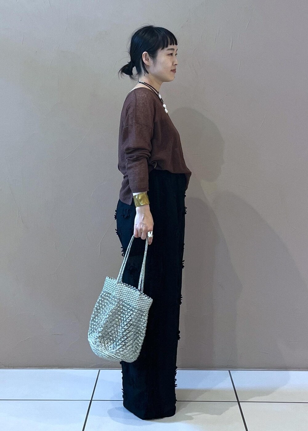 ブラック系のチューブトップ、ブラック系のサンダル、ブラウン系のカーディガン/ボレロを着用したレディースの夏コーディネートの2枚目の写真