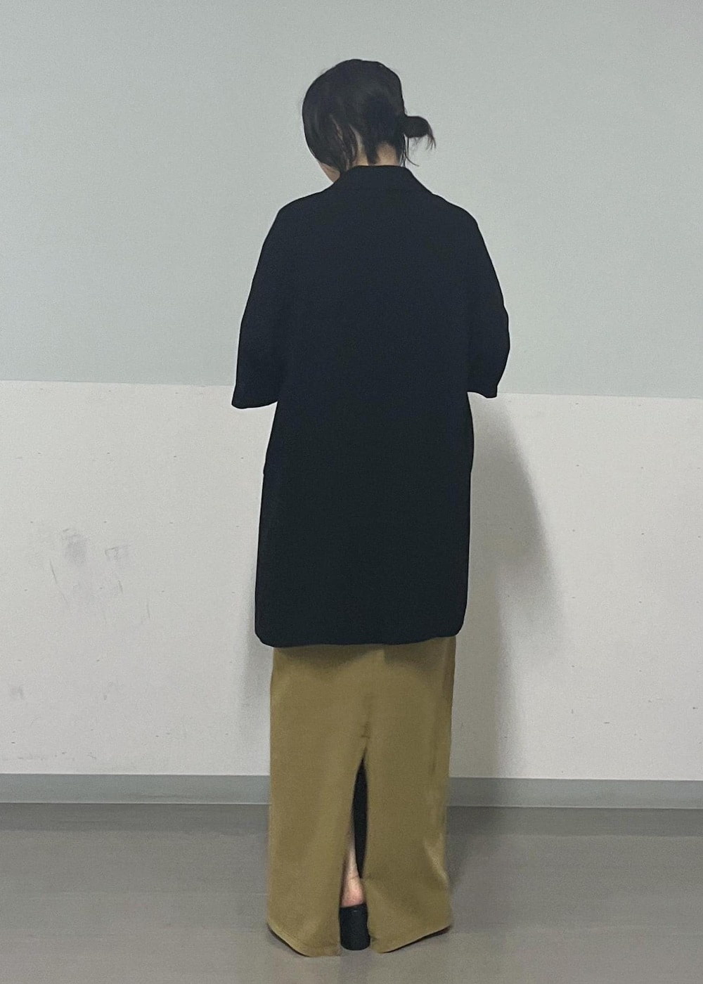 ブラック系のサンダル、ブラック系のテーラードジャケット、ブラウン系のワンピースを着用したレディースの夏コーディネートの3枚目の写真