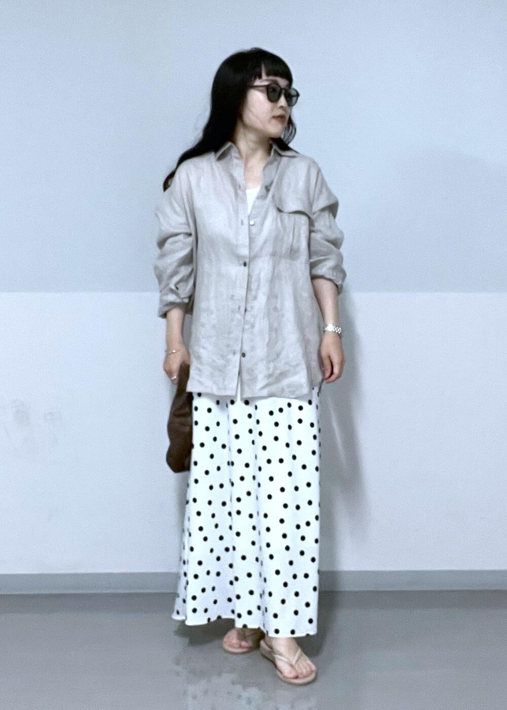 ベージュ系のサンダル、ホワイト系のTシャツ/カットソー、グレー系のシャツ/ブラウスを着用したレディースの夏コーディネートの3枚目の写真