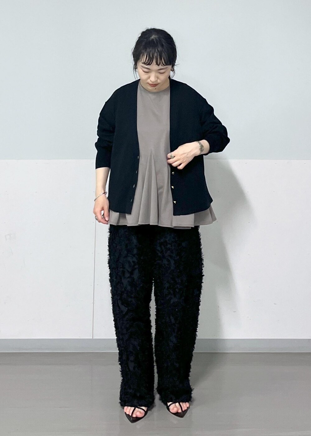 ブラック系のサンダル、ブラック系のショルダーバッグ、ブラック系のカーディガン/ボレロを着用したレディースの春コーディネートの7枚目の写真