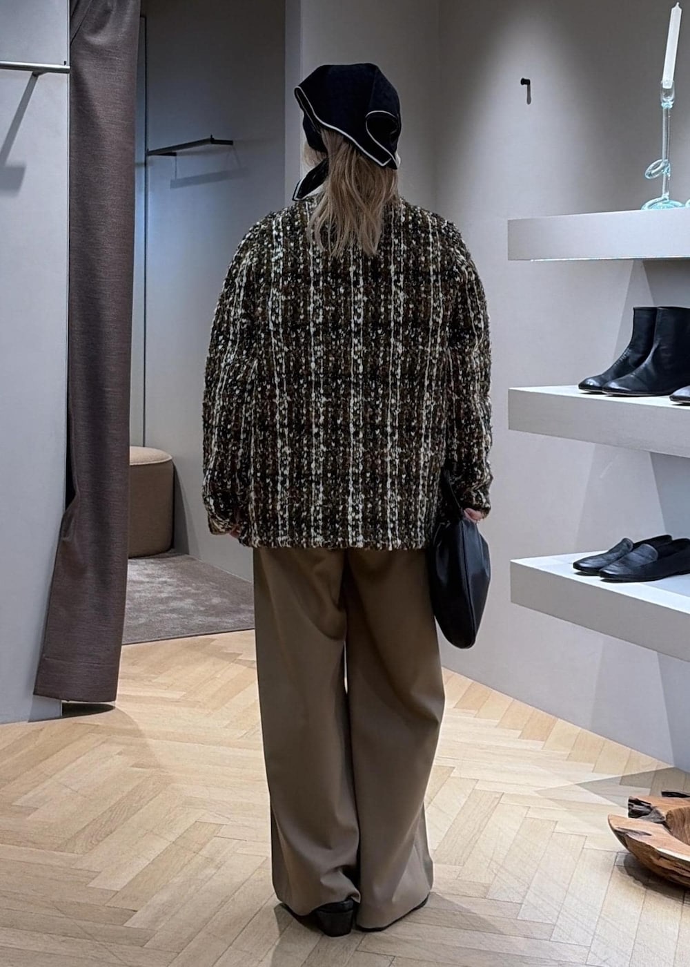 ベージュ系のその他パンツ、ブラック系のその他シューズ、ブラック系のカーディガン/ボレロを着用したレディースの秋コーディネートの3枚目の写真
