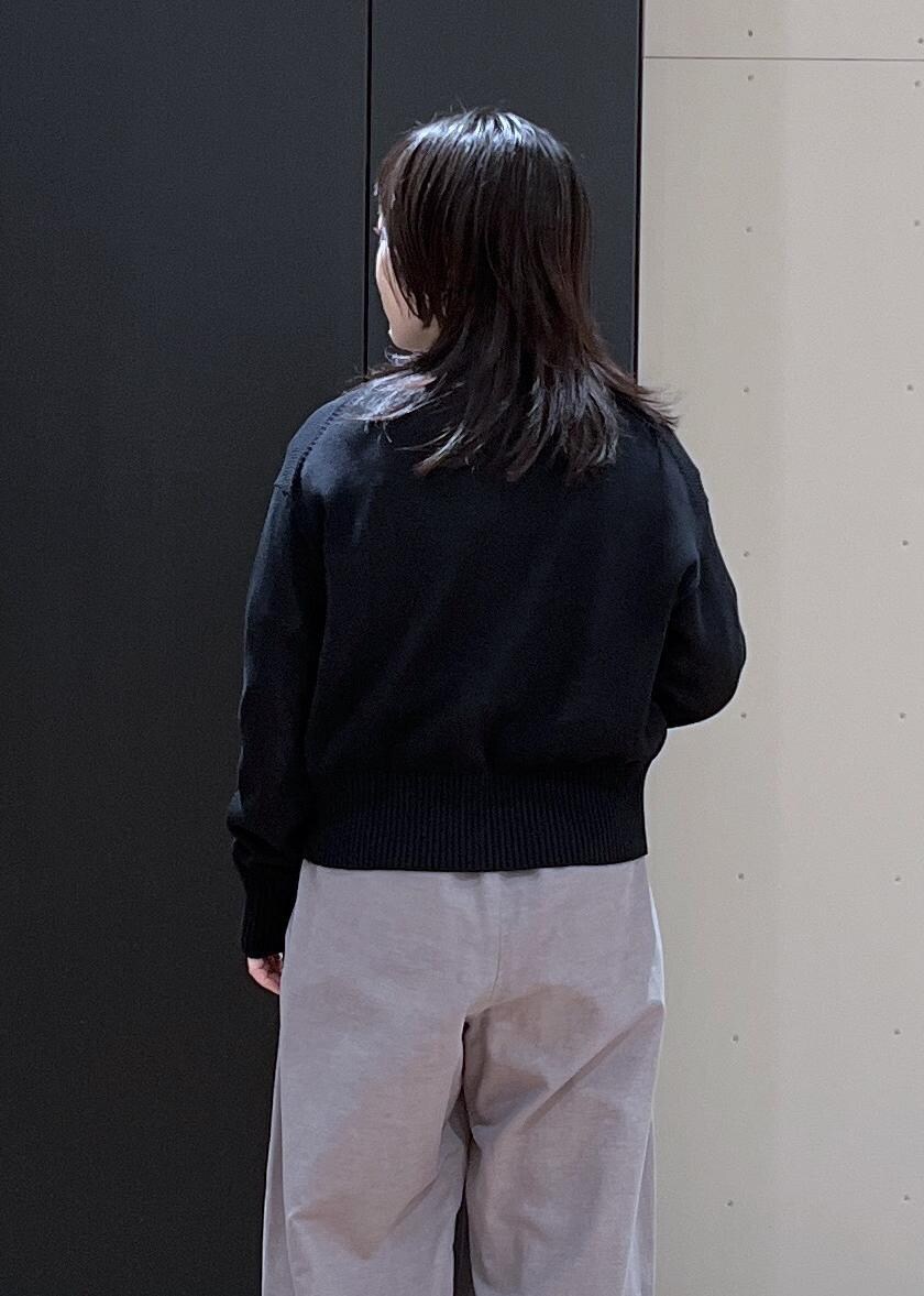グリーン系のその他パンツ、ブラック系のテーラードジャケット、ホワイト系のTシャツ/カットソーを着用したレディースの春コーディネートの6枚目の写真
