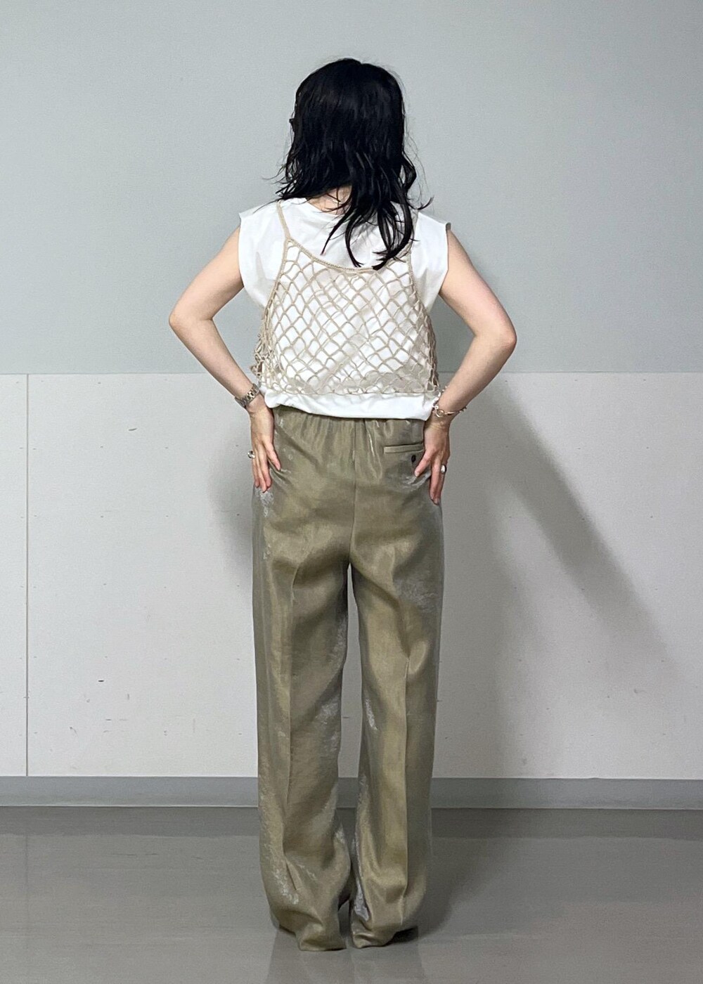 ベージュ系のキャミソール、ブラック系のサンダル、グレー系のその他パンツを着用したレディースの夏コーディネートの4枚目の写真