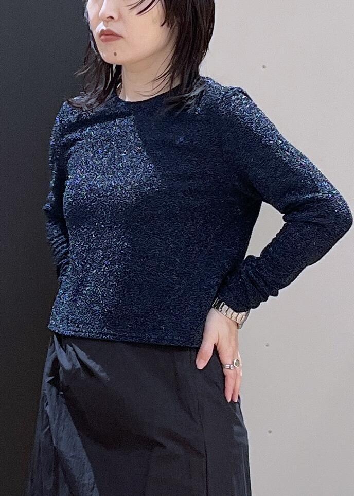 グレー系のショルダーバッグ、ブルー系のつなぎ/オールインワン、ブルー系のTシャツ/カットソーを着用したレディースの冬コーディネートの9枚目の写真
