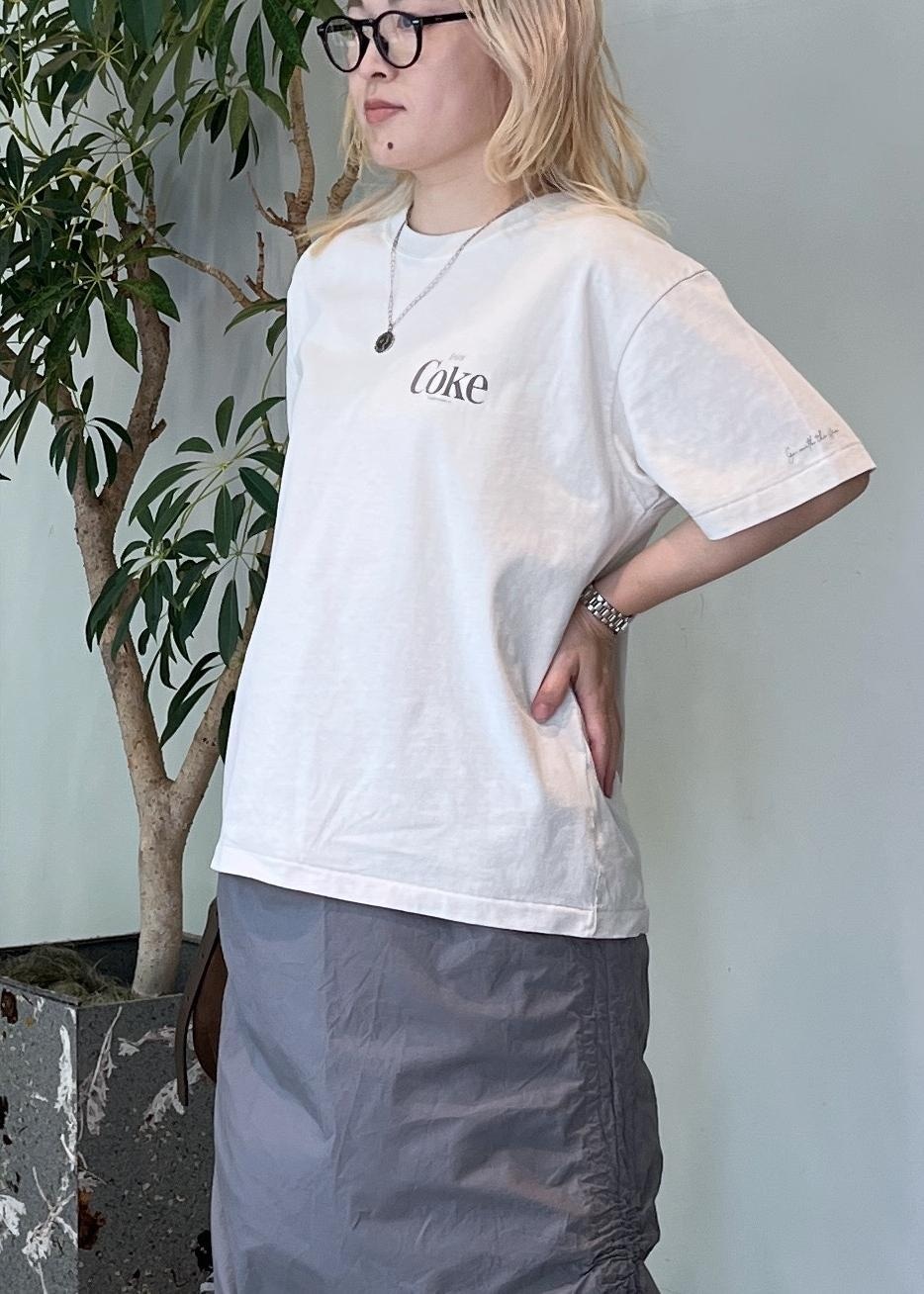 ブルー系のデニムパンツ、グリーン系のパンプス、ブラウン系のショルダーバッグを着用したレディースの夏コーディネートの4枚目の写真