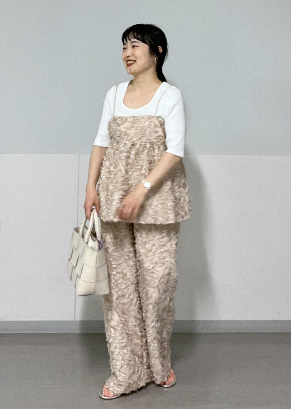 シルバー系のサンダル、ベージュ系のキャミソール、ホワイト系のTシャツ/カットソーを着用したレディースの春コーディネートの2枚目の写真