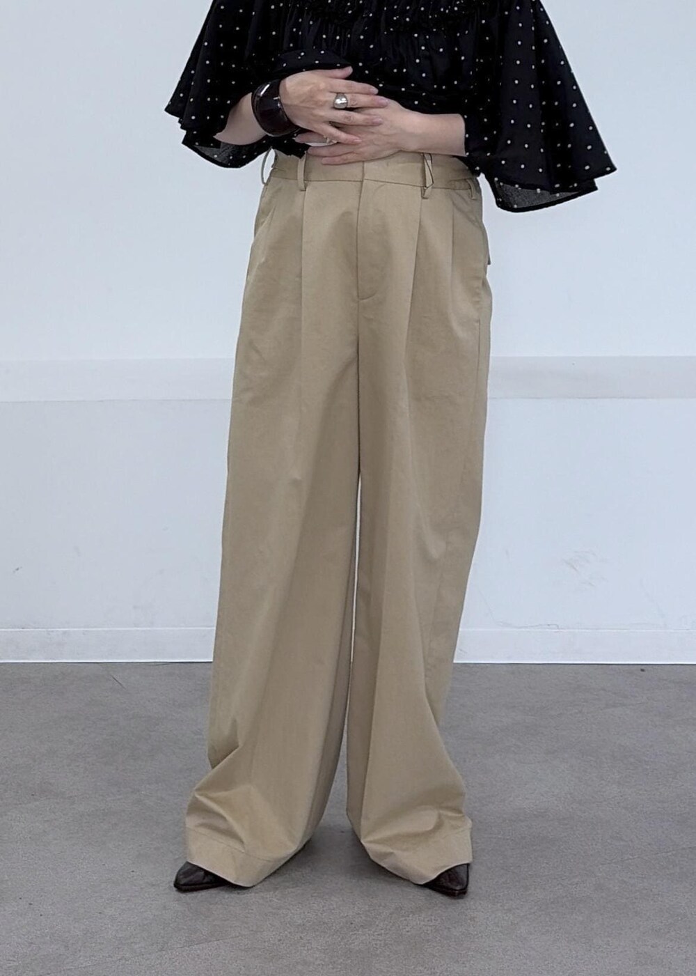 ベージュ系のその他パンツ、ブラック系のシャツ/ブラウス、イエロー系のステンカラーコートを着用したレディースの夏コーディネートの9枚目の写真