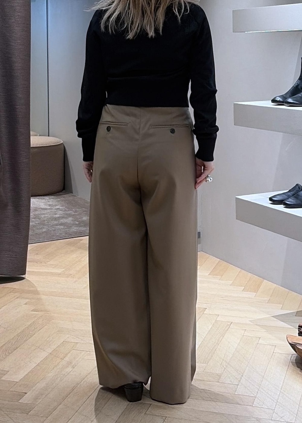 ベージュ系のその他パンツ、ブラック系のその他シューズ、ブラック系のカーディガン/ボレロを着用したレディースの秋コーディネートの5枚目の写真