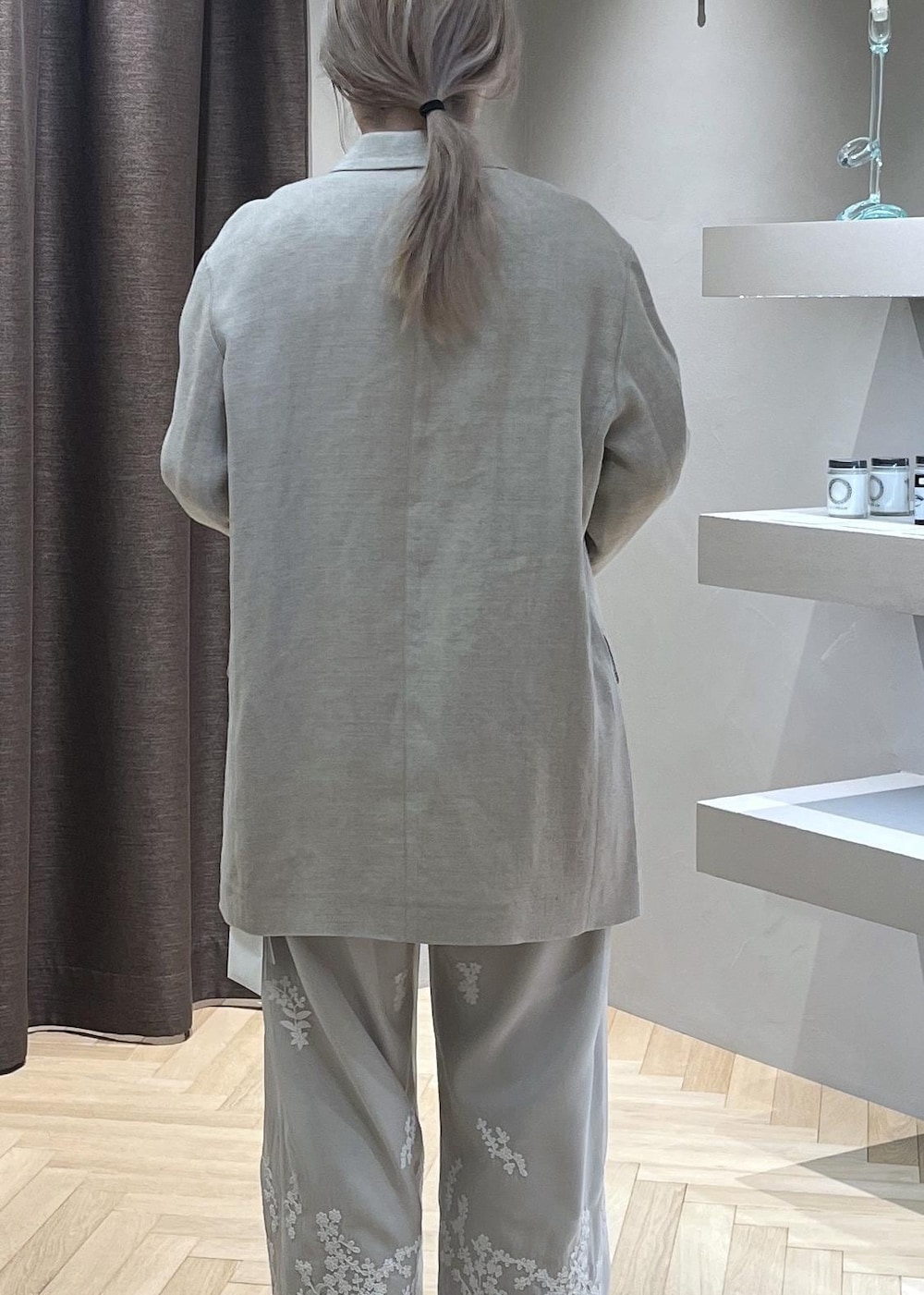 ベージュ系のショルダーバッグ、ベージュ系のその他パンツ、ベージュ系のテーラードジャケットを着用したレディースの春コーディネートの5枚目の写真