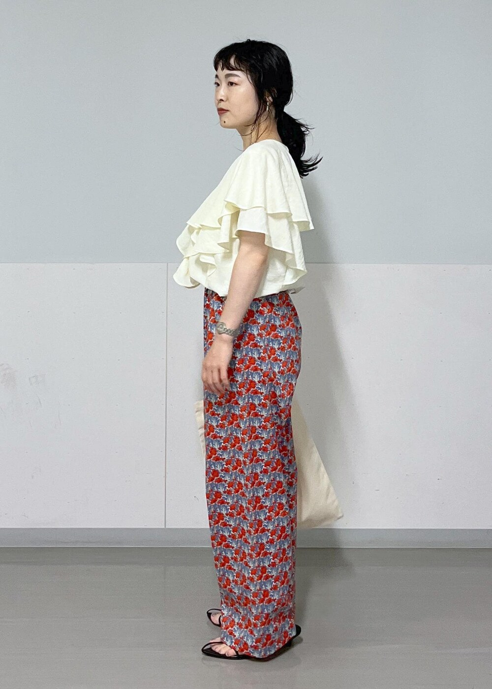 ブラック系のサンダル、ブルー系のその他パンツ、ホワイト系のシャツ/ブラウスを着用したレディースの夏コーディネートの3枚目の写真