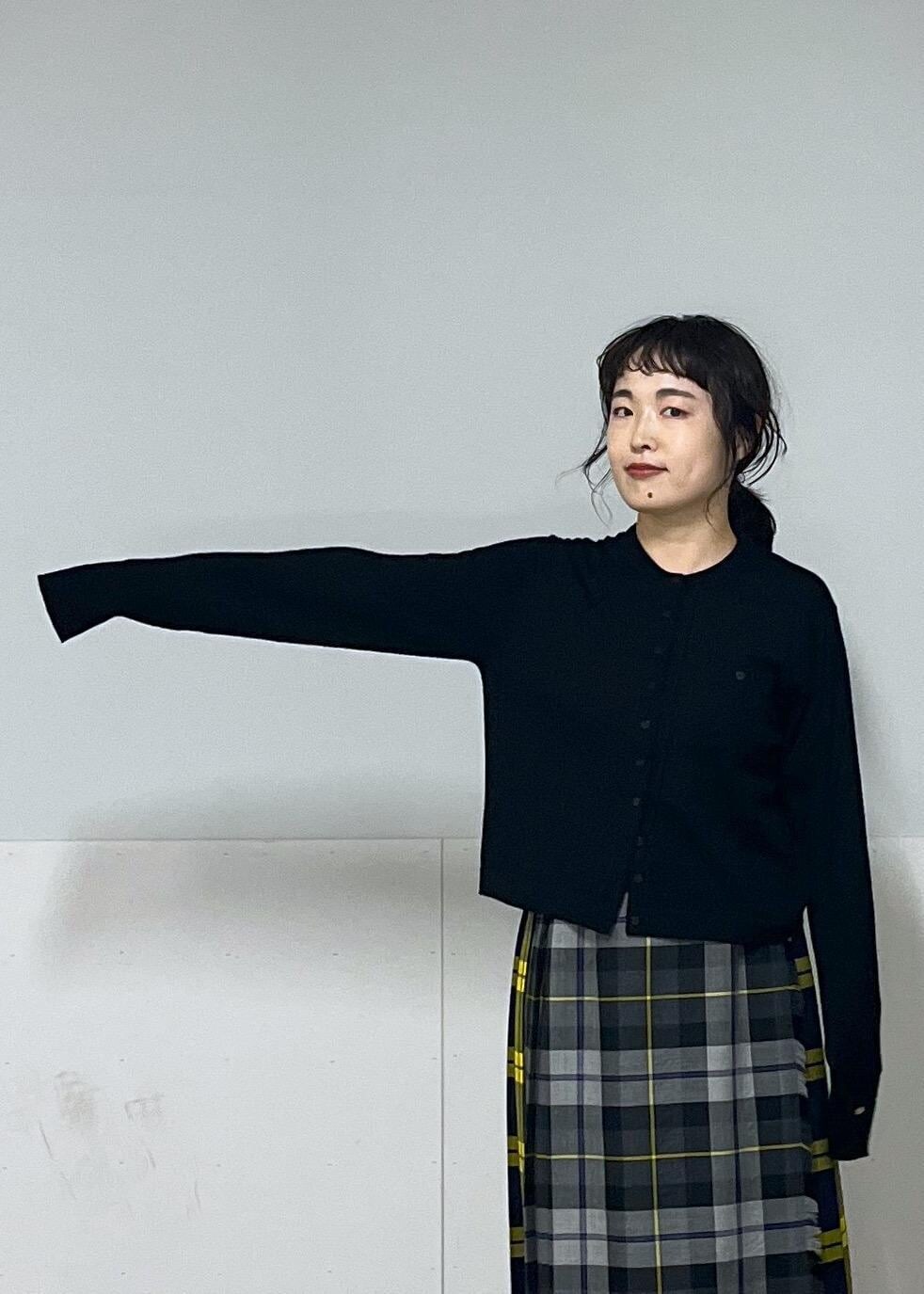 ブラック系のブーツ、グレー系のスカート、ブラック系のカーディガン/ボレロを着用したレディースの秋コーディネートの10枚目の写真