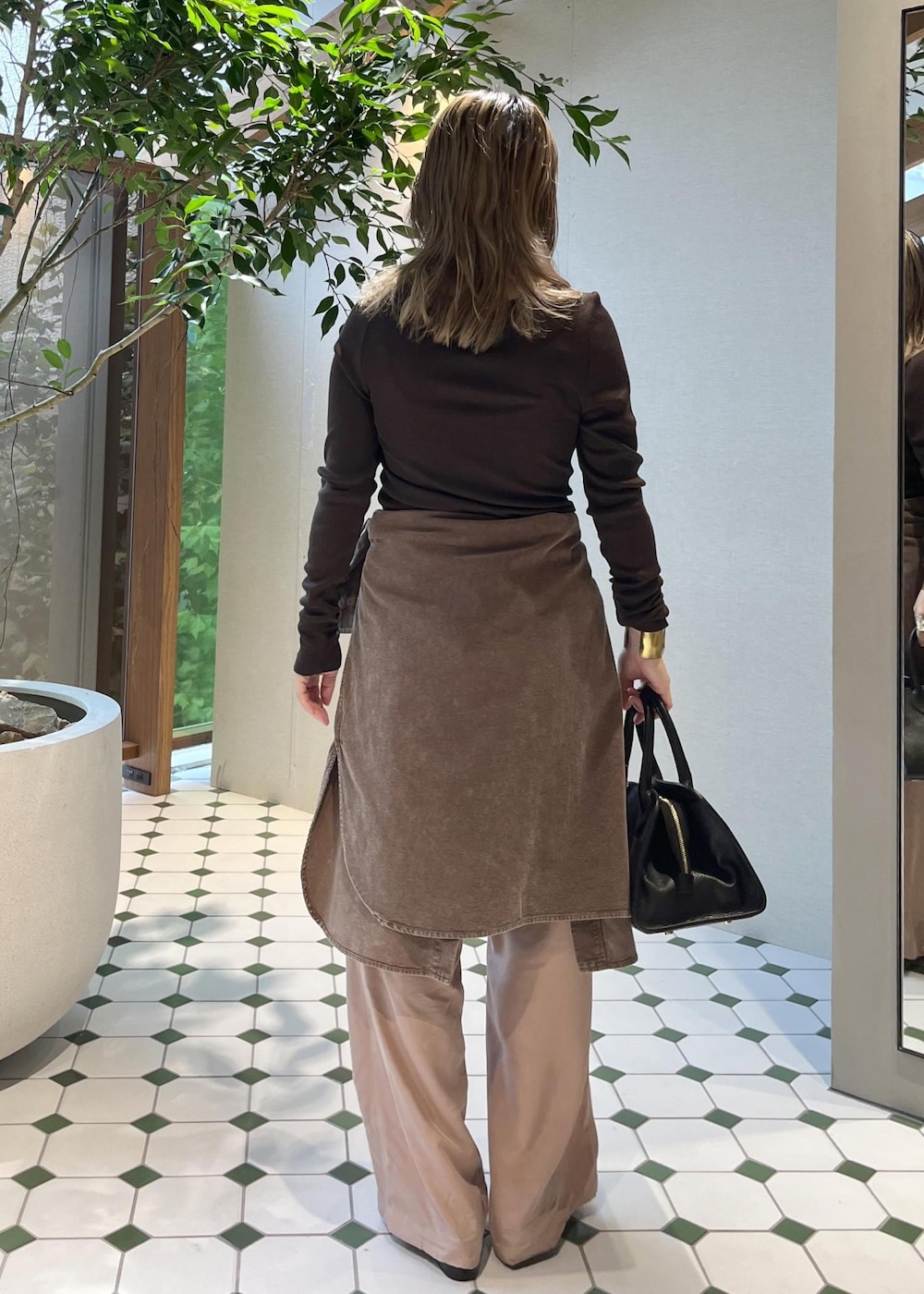 ブラウン系のシャツ/ブラウス、ピンク系のその他パンツ、ブラウン系のTシャツ/カットソーを着用したレディースの秋コーディネートの2枚目の写真