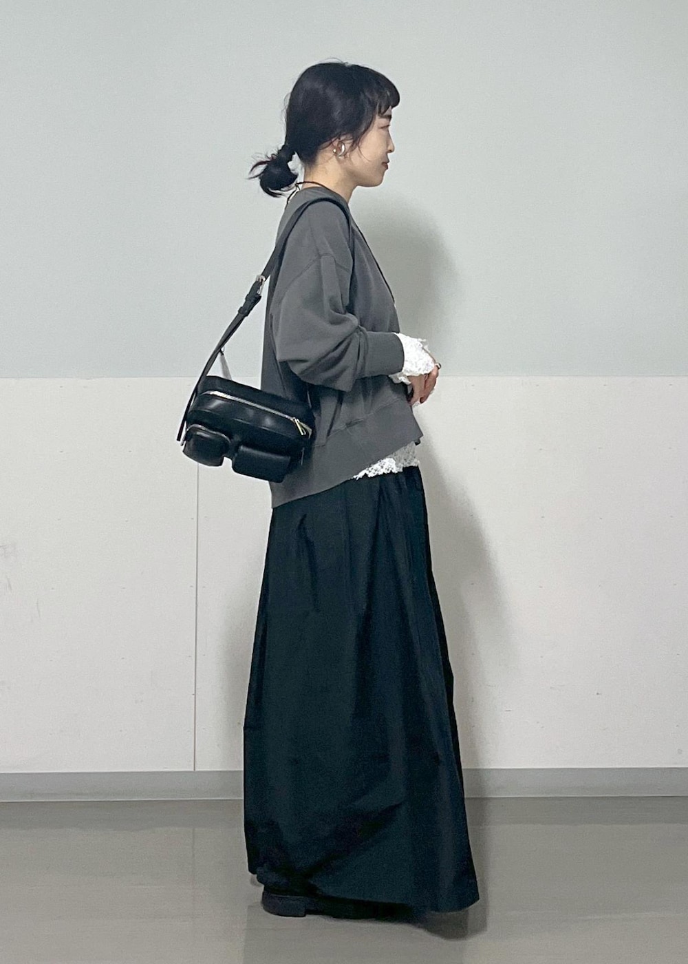 ブラック系のボディバッグ/ウエストポーチ、グレー系のスウェット、ブラック系のスカートを着用したレディースの秋コーディネートの4枚目の写真