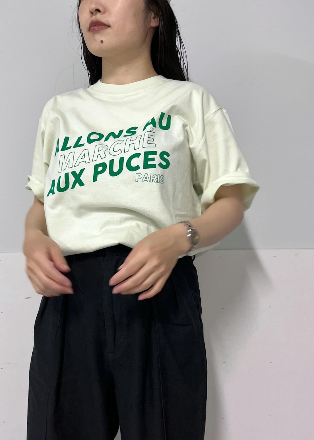 ブラック系のデニムパンツ、グリーン系のTシャツ/カットソー、ブラック系のサンダルを着用したレディースの夏コーディネートの4枚目の写真