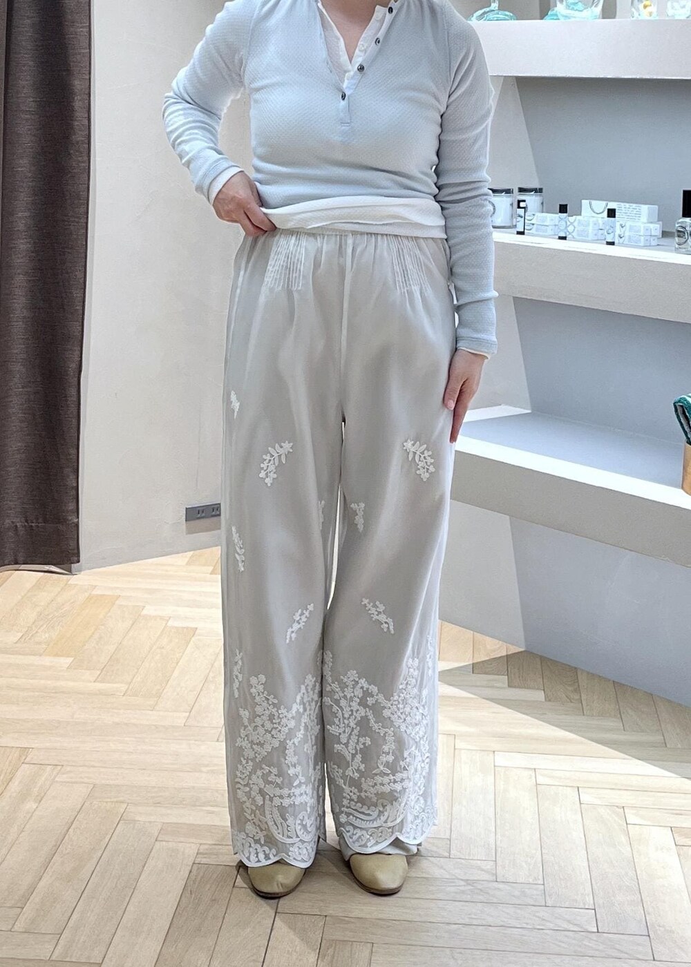 ベージュ系のショルダーバッグ、ベージュ系のその他パンツ、ベージュ系のテーラードジャケットを着用したレディースの春コーディネートの8枚目の写真