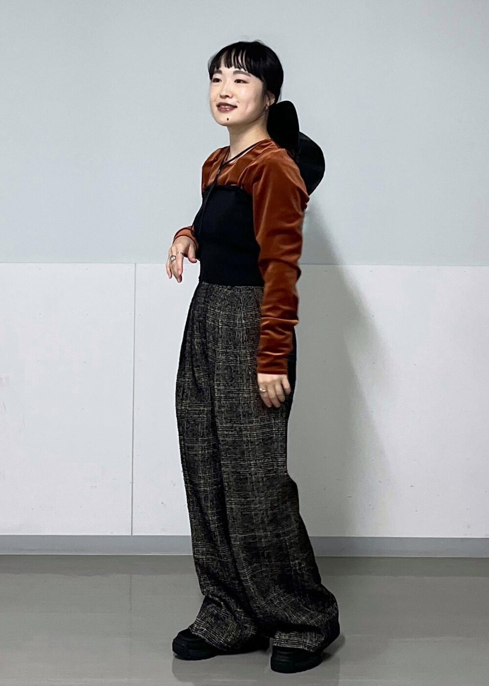 ブラック系のブーツ、ブラック系のその他パンツ、ブラック系のチューブトップを着用したレディースの秋コーディネートの3枚目の写真