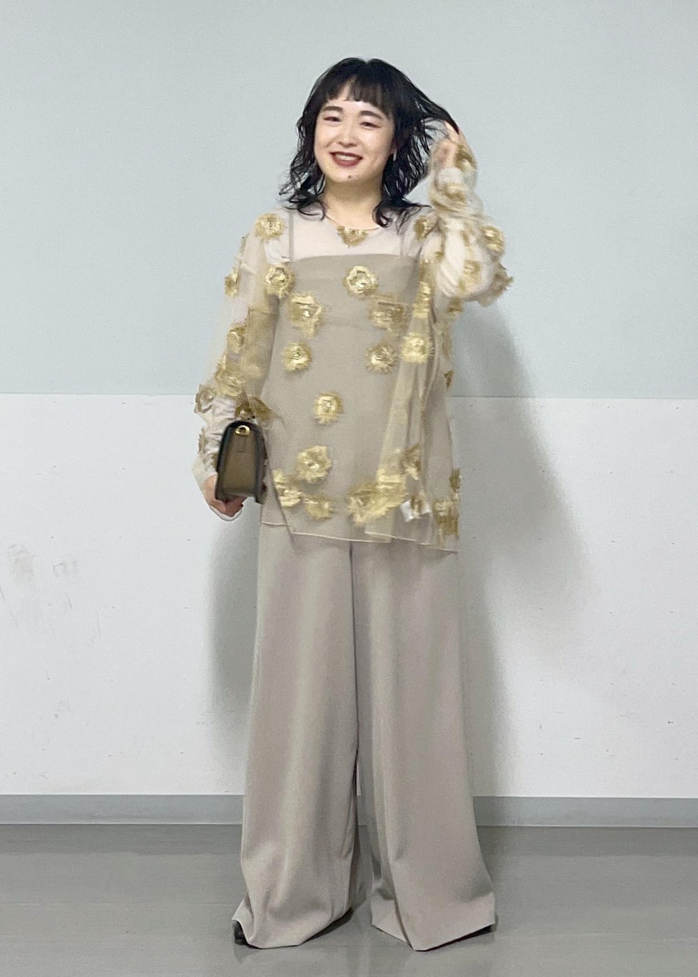 グレー系のTシャツ/カットソー、ブラウン系のショルダーバッグ、ベージュ系のつなぎ/オールインワンを着用したレディースの秋コーディネートの2枚目の写真