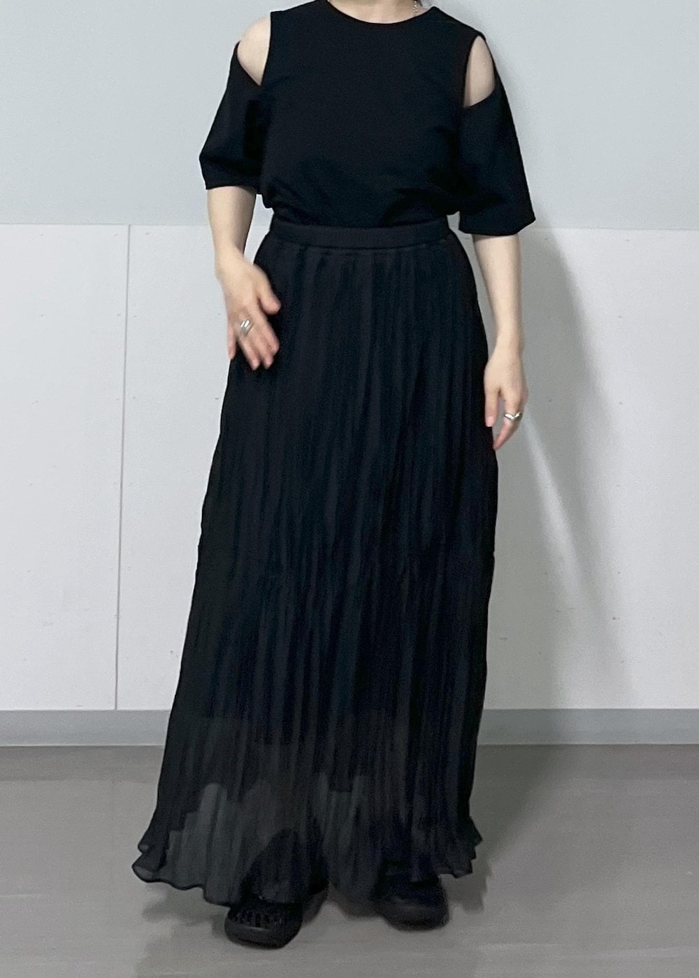 ブラック系のトートバッグ、ブラック系のTシャツ/カットソー、ブラック系のサンダルを着用したレディースの春コーディネートの5枚目の写真