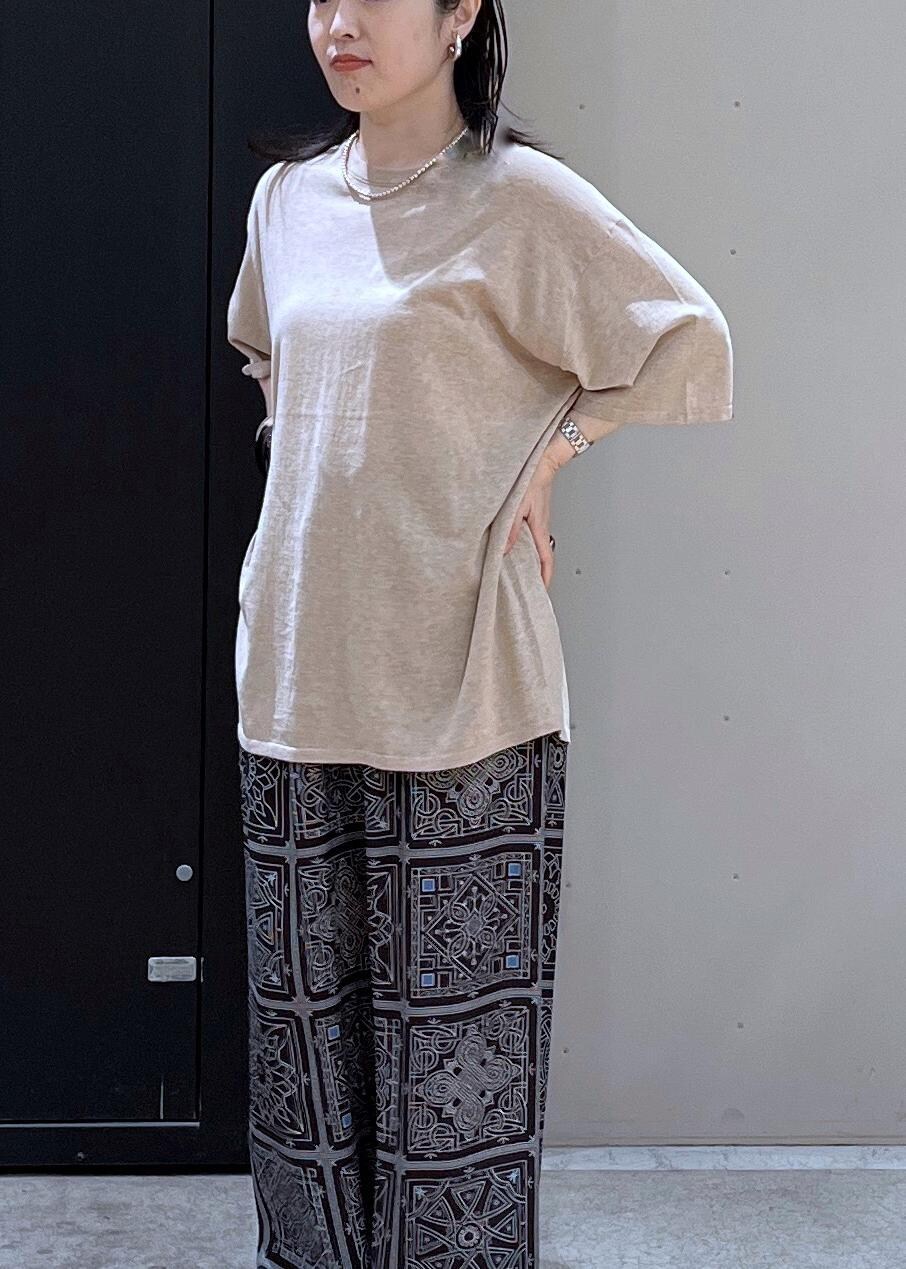 ベージュ系のタンクトップ、ベージュ系のTシャツ/カットソー、ブラック系のその他パンツを着用したレディースの春コーディネートの4枚目の写真