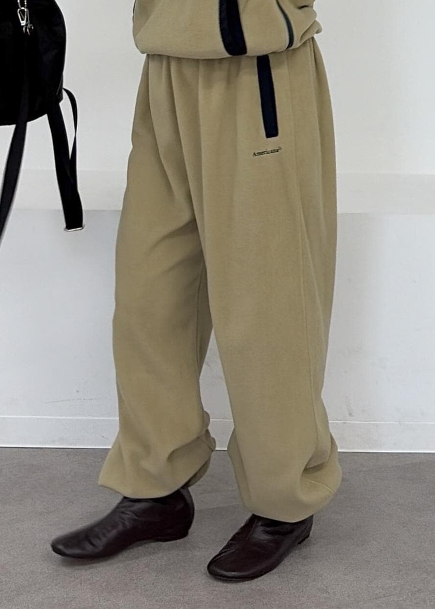 ベージュ系のシャツ/ブラウス、ベージュ系のその他パンツ、グリーン系のカーディガン/ボレロを着用したレディースの秋コーディネートの5枚目の写真
