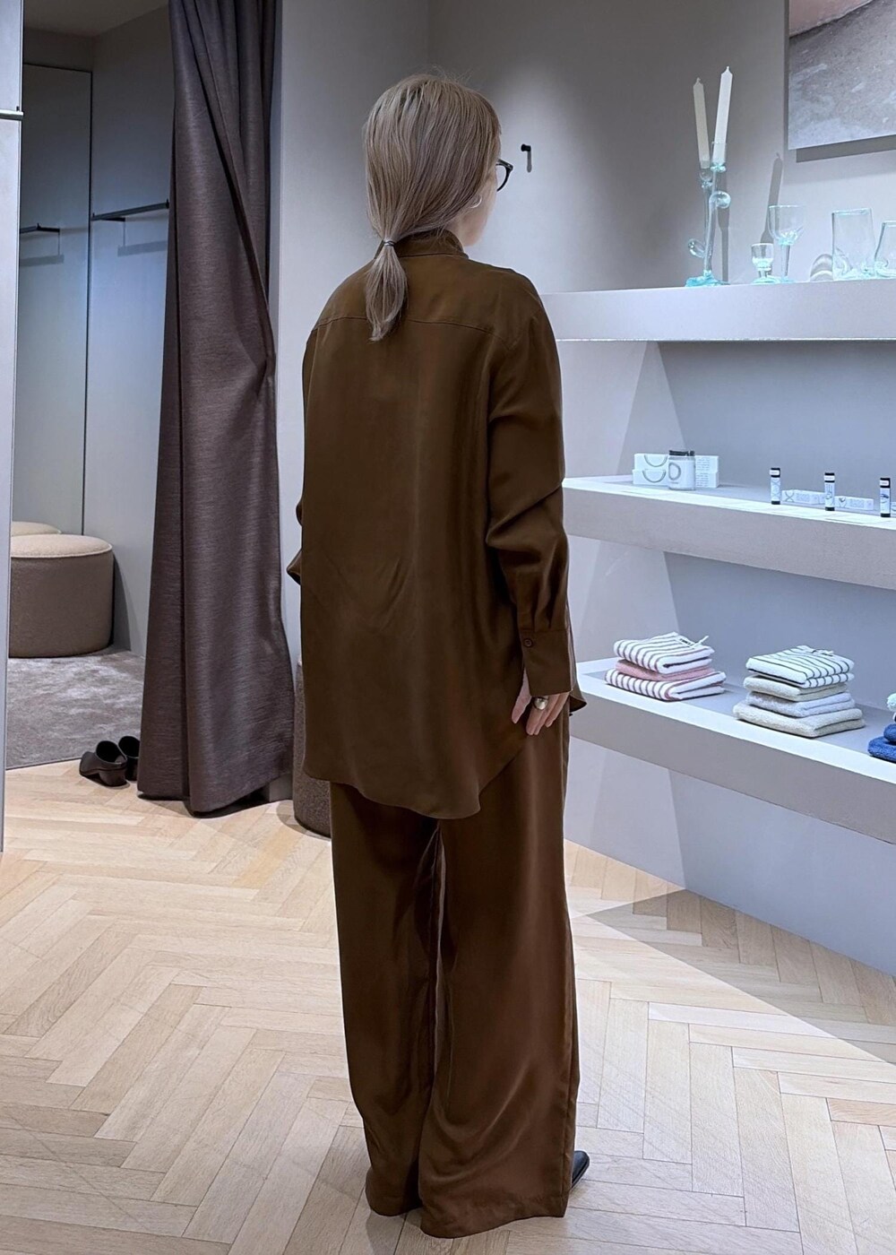 ブラウン系のその他パンツ、ブラウン系のシャツ/ブラウス、ブラック系のその他シューズを着用したレディースの秋コーディネートの9枚目の写真
