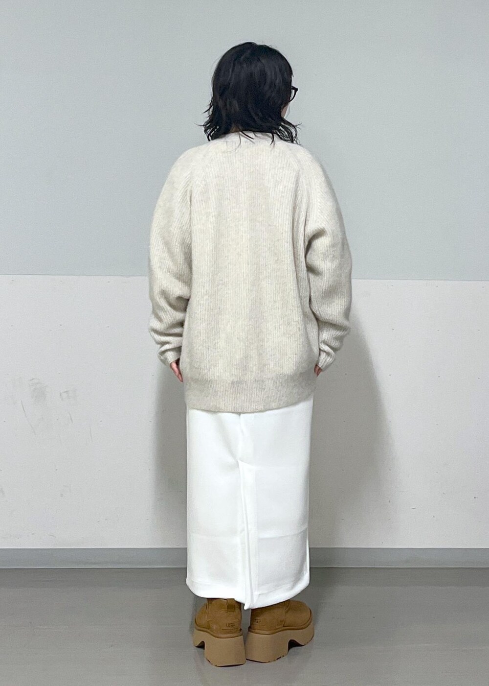 ホワイト系のカーディガン/ボレロ、ホワイト系のスカート、ホワイト系のTシャツ/カットソーを着用したレディースの冬コーディネートの6枚目の写真