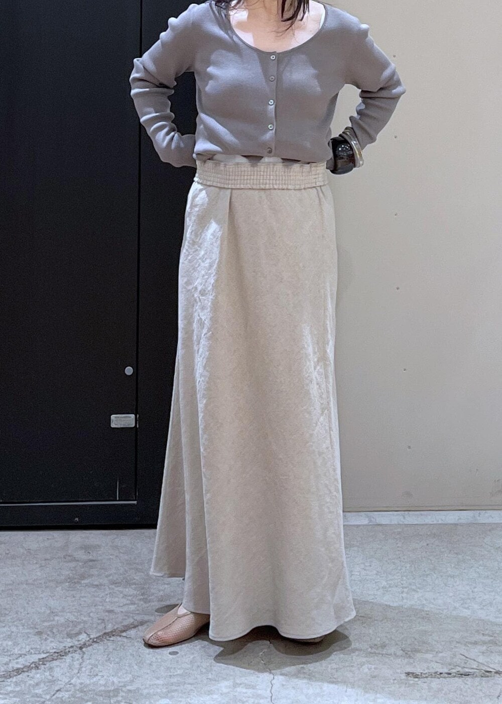 ブラック系のボストンバッグ、ベージュ系のパンプス、ベージュ系のスカートを着用したレディースの冬コーディネートの8枚目の写真