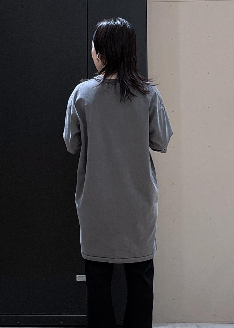 ブラック系のショルダーバッグ、ブラック系のその他パンツ、ベージュ系のTシャツ/カットソーを着用したレディースの春コーディネートの8枚目の写真