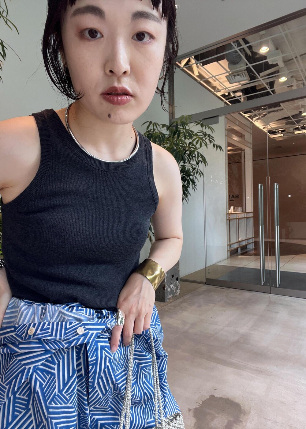 ブラック系のサンダル、グレー系のタンクトップ、ブルー系のつなぎ/オールインワンを着用したレディースの夏コーディネートの3枚目の写真