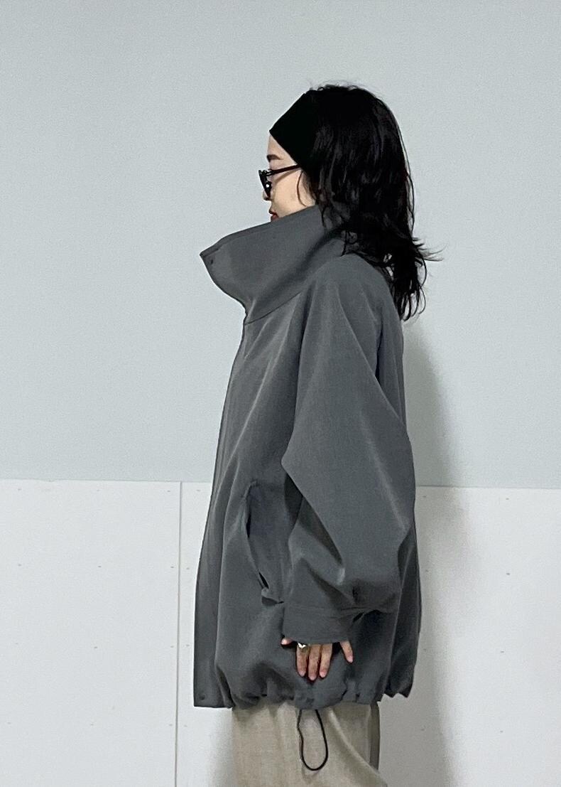 ホワイト系のTシャツ/カットソー、ホワイト系のTシャツ/カットソー、ブラック系のショルダーバッグを着用したレディースの秋コーディネートの4枚目の写真