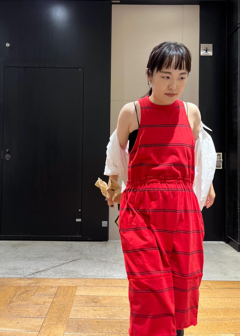 ブラック系のキャミソール、ホワイト系のシャツ/ブラウス、ブラック系のサンダルを着用したレディースの春コーディネートの4枚目の写真