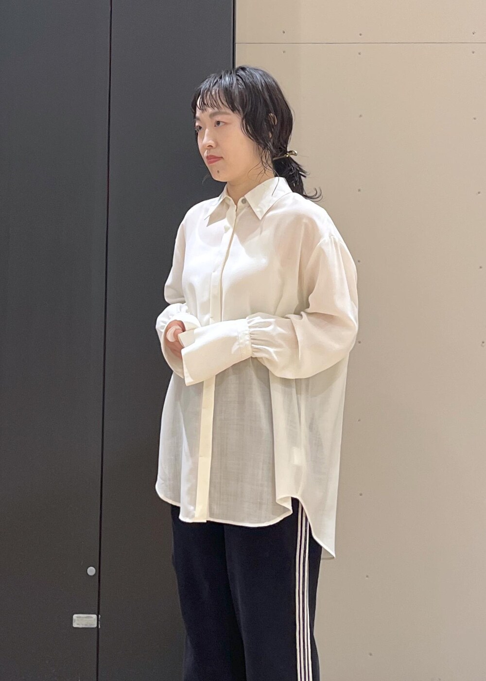 ブラック系のブーツ、ホワイト系のシャツ/ブラウス、ホワイト系のハンドバッグを着用したレディースの冬コーディネートの6枚目の写真