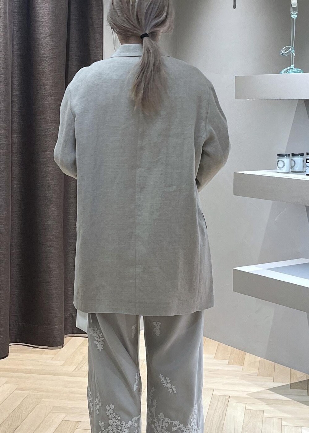 ベージュ系のショルダーバッグ、ベージュ系のその他パンツ、ベージュ系のテーラードジャケットを着用したレディースの春コーディネートの5枚目の写真