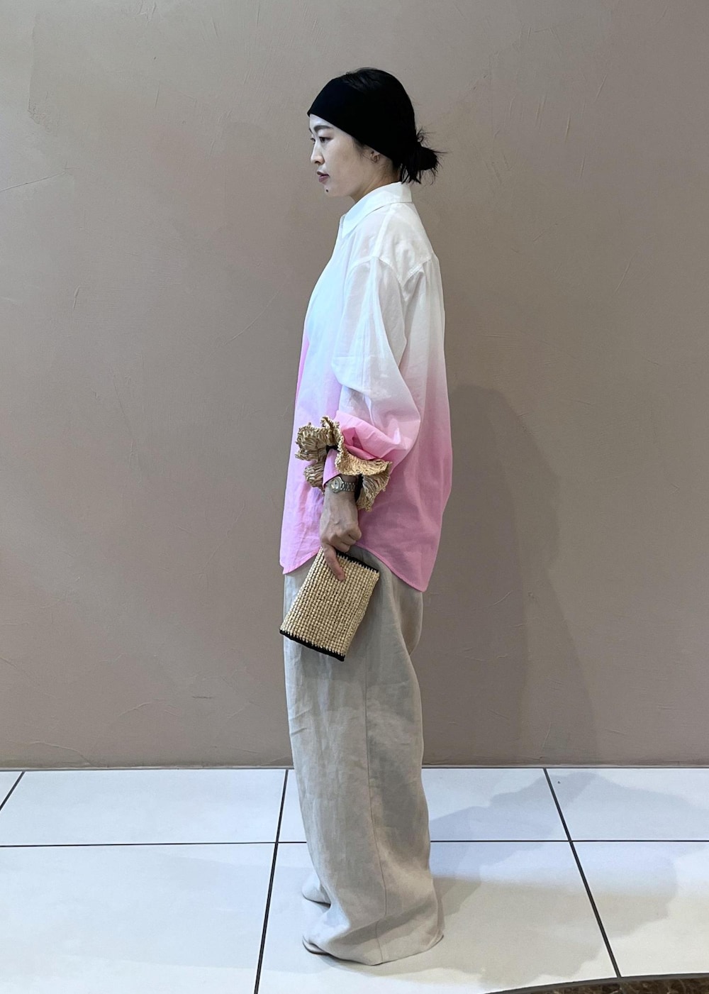 「今週のお値下げ_28w、SALON adam et ropé、ウェーブ、イエベ春、ノーマル、低身長、パンツ、スラックス、バッグ、ハンドバッグ、シューズ、サンダル、SBX55060、SHA45030、SHS35220」｜「SALON adam et rope'のヒールトングサンダル（サンダル、グレー系）」を使った、kinoさん（レディース・152cm）の夏コーディネートの2枚目の写真
