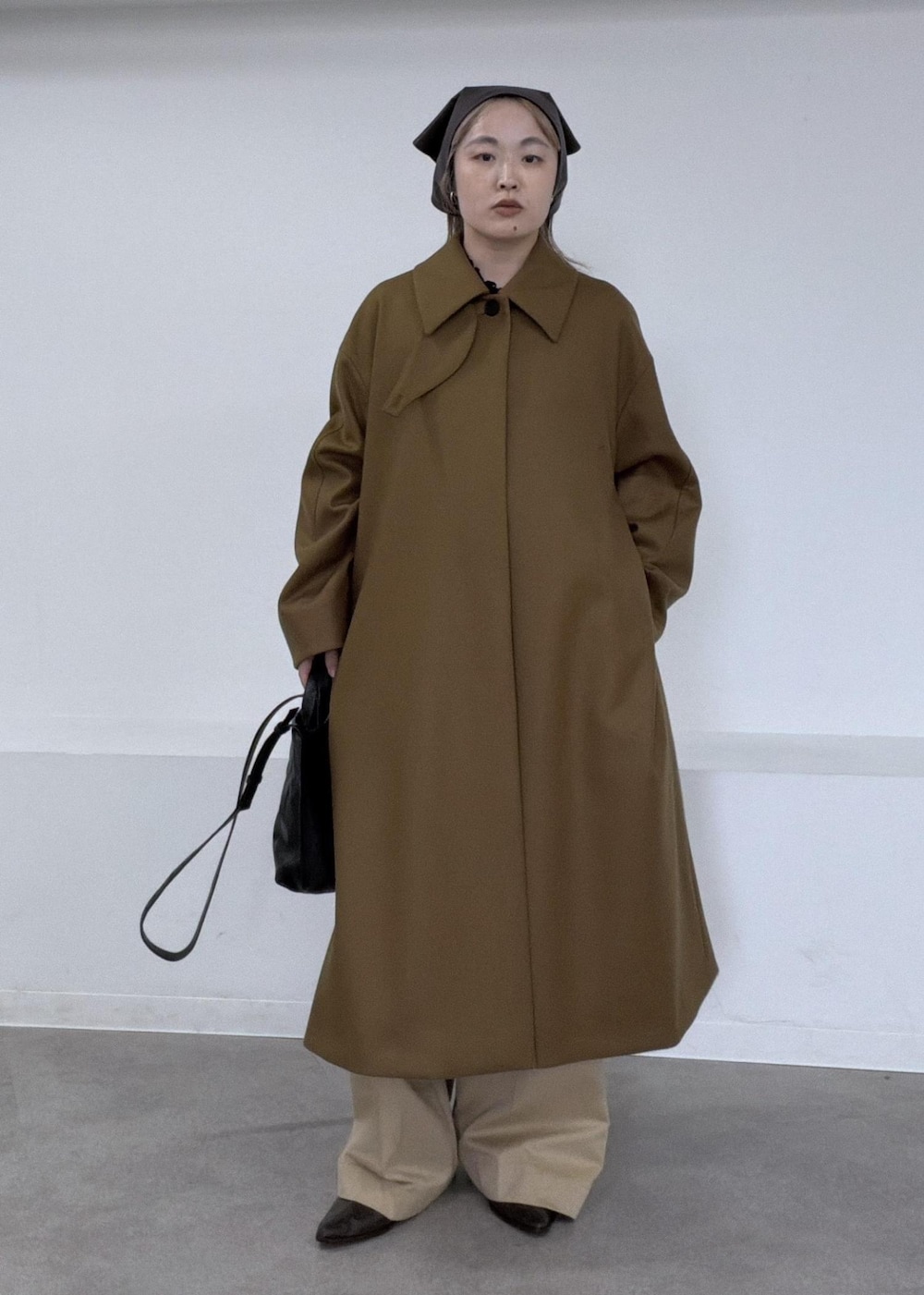 ベージュ系のその他パンツ、ブラック系のシャツ/ブラウス、イエロー系のステンカラーコートを着用したレディースの夏コーディネートの5枚目の写真