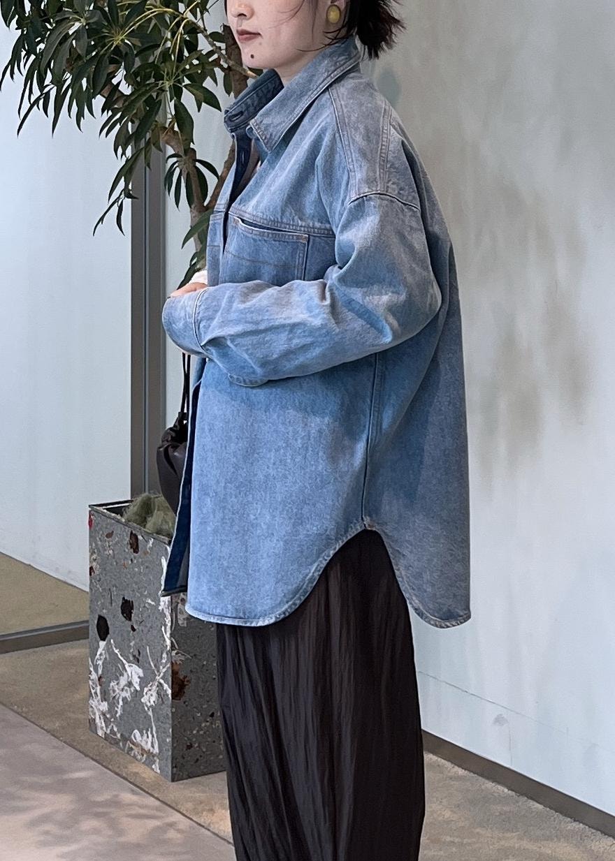 ホワイト系のその他トップス、ブラウン系のその他パンツ、ブルー系のシャツ/ブラウスを着用したレディースの夏コーディネートの5枚目の写真