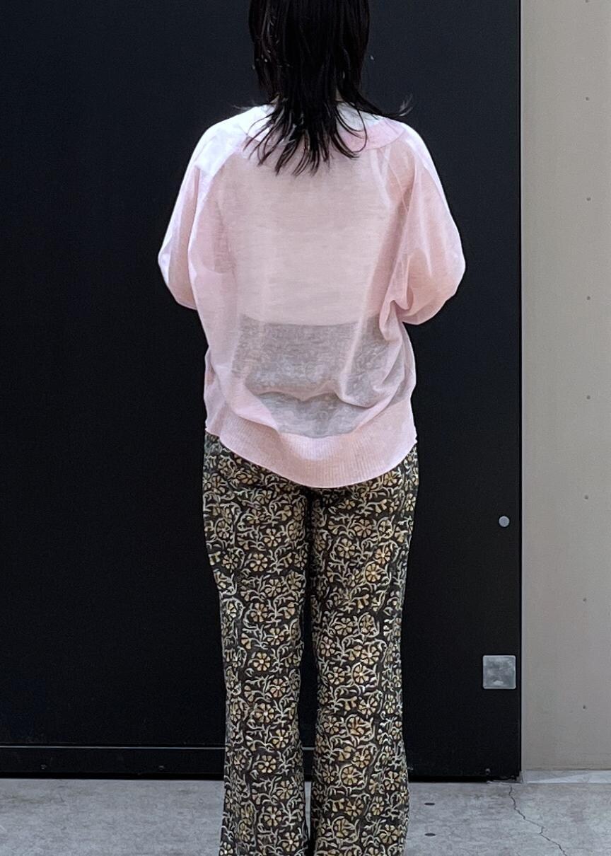 グレー系のショルダーバッグ、その他のパンプス、グレー系のその他パンツを着用したレディースの春コーディネートの5枚目の写真