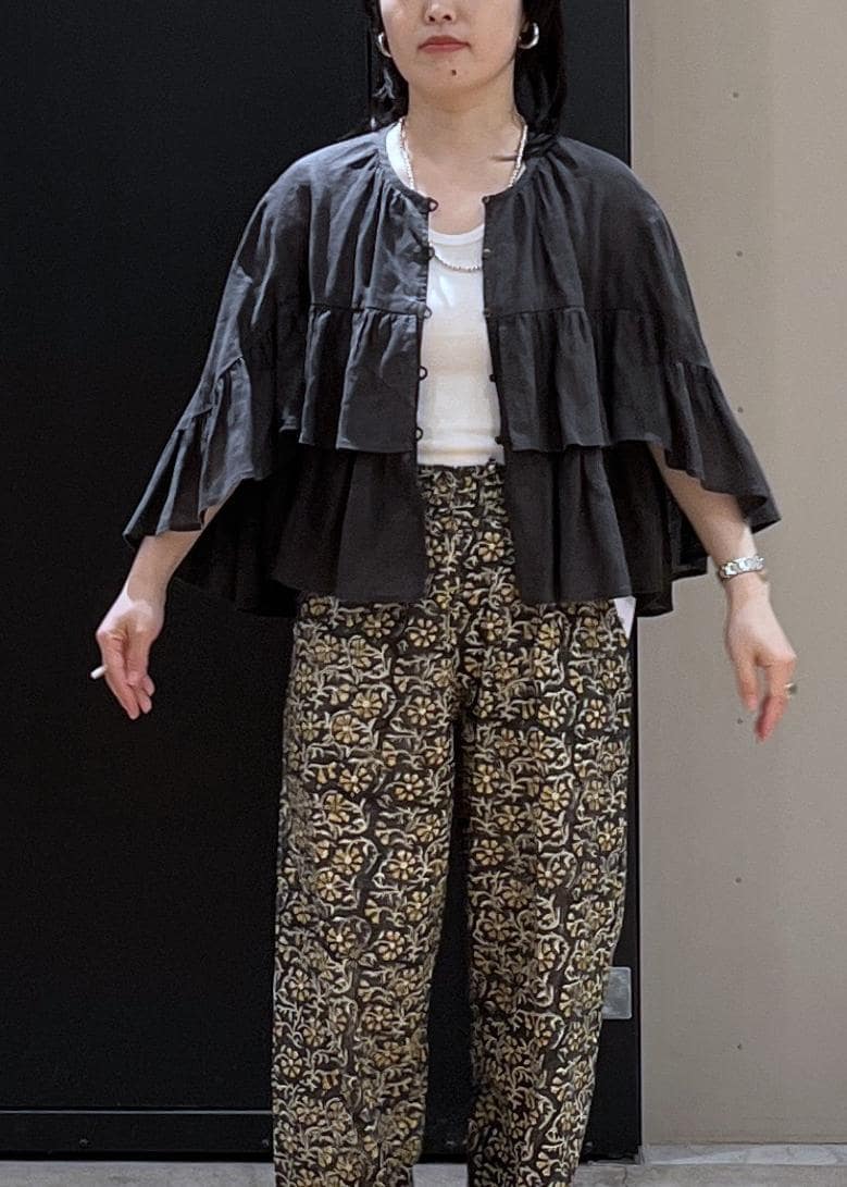 ブラック系のショルダーバッグ、グレー系のその他パンツ、その他のサンダルを着用したレディースの春コーディネートの5枚目の写真